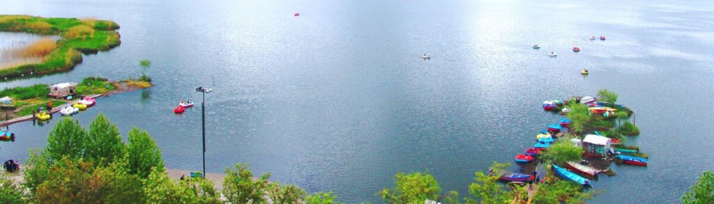 Der Zarivar-See, der einzige Süßwassersee Irans, mit einem Regenbogen aus Tier- und Pflanzenarten.